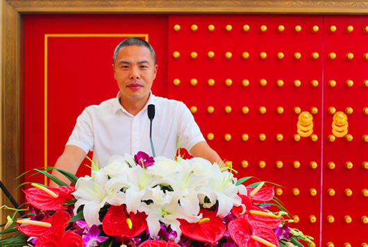 华创合成董事长杨成